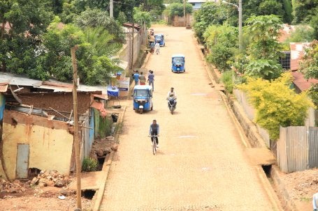Cyclists, pedestrians and electric bajajs share a street in Jimma, Ethiopia. E-bajajs remain in pilot and early rollout stages, making up a very small share of the fleet.