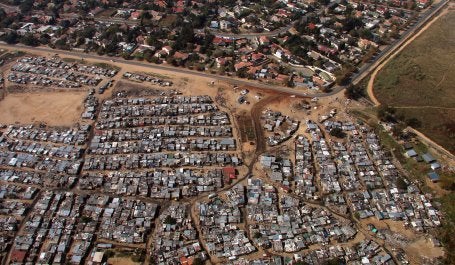 Contrasting high and low income housing juxtaposed in Bloubosrand, Johannesburg, June 2016. Photo: Christina Culwick